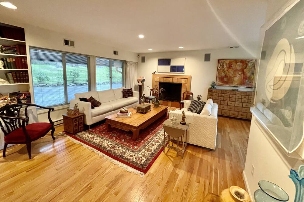 Photo of Livingroom in Lenox