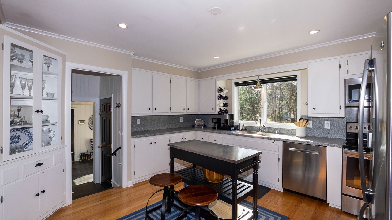 Photo of Kitchen in Pine Grove Historic District