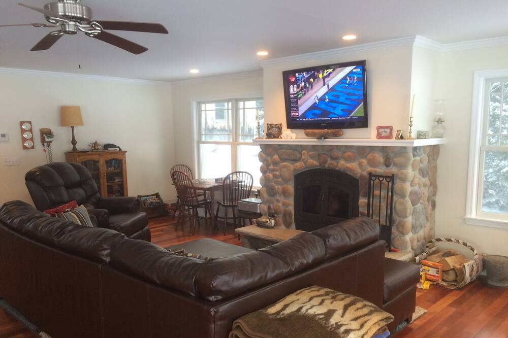 Photo of Livingroom in Sunapee