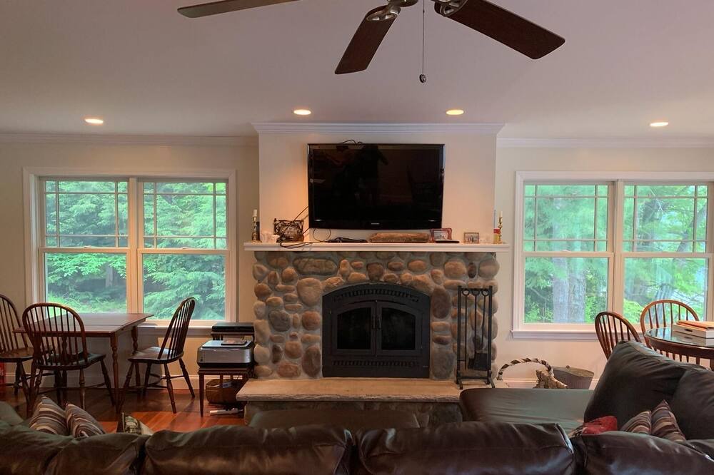 Photo of Livingroom in Sunapee