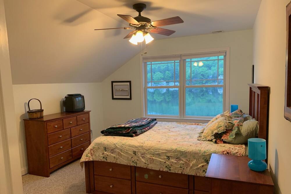 Photo of Bedroom in Sunapee