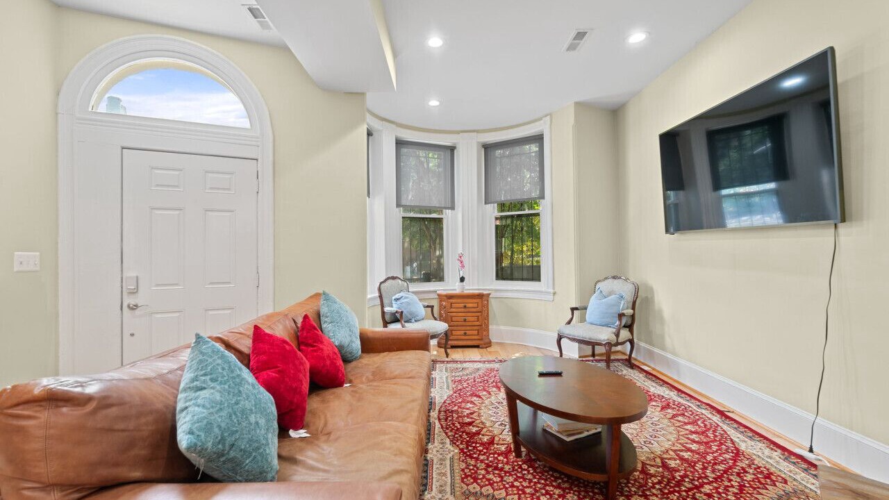 Photo of Livingroom in Truxton Circle