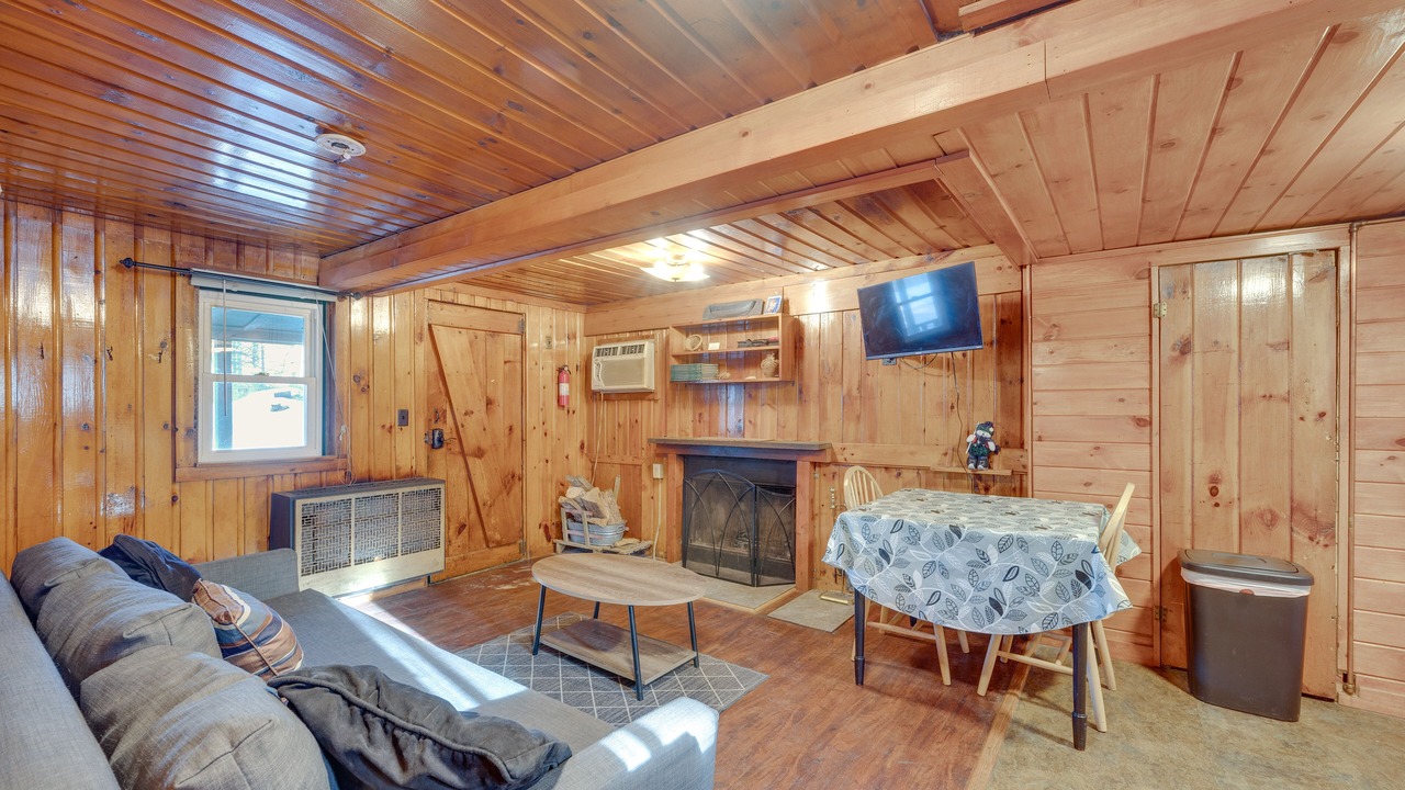 Photo of Livingroom in Weirs Beach