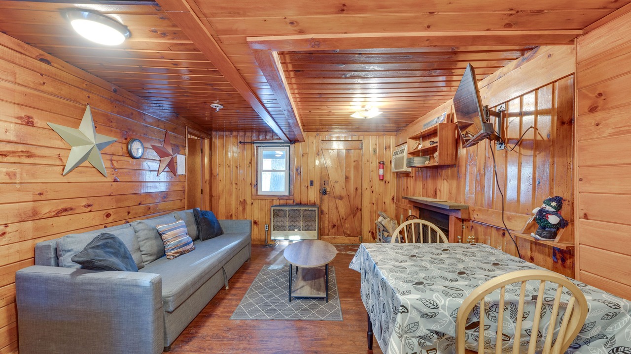 Photo of Livingroom in Weirs Beach