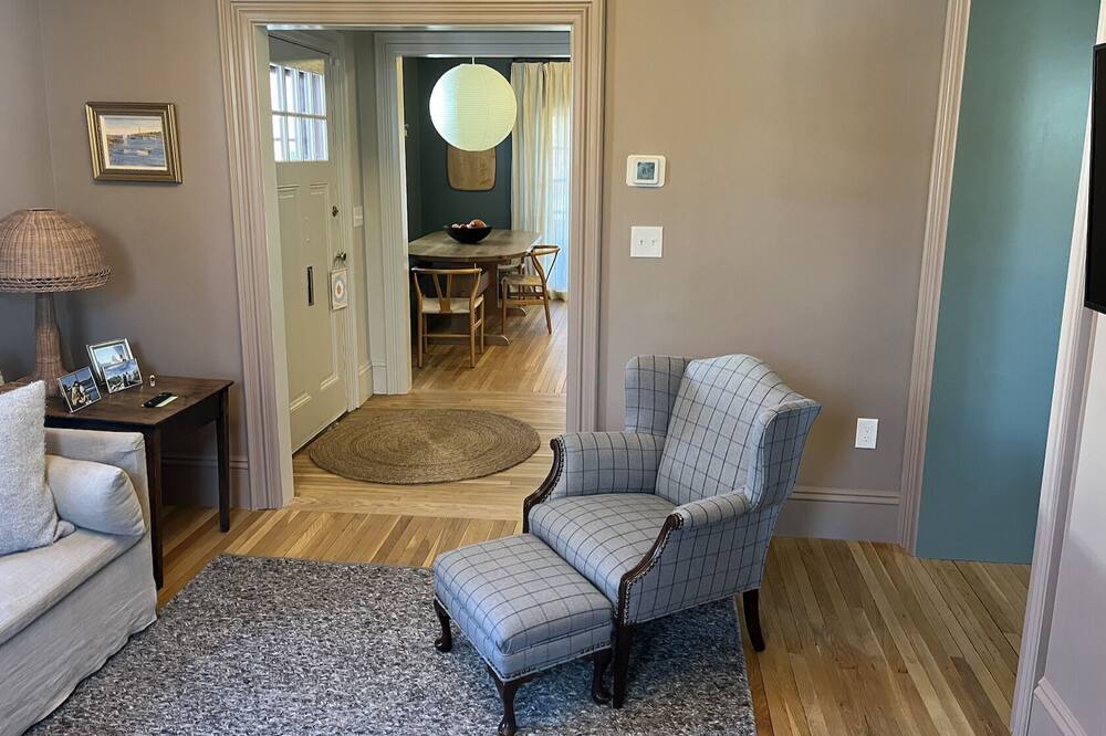 Photo of Livingroom in Neighborhood Nine