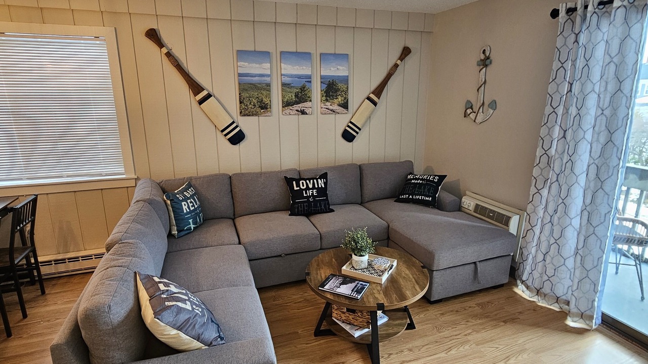 Photo of Livingroom in Weirs Beach