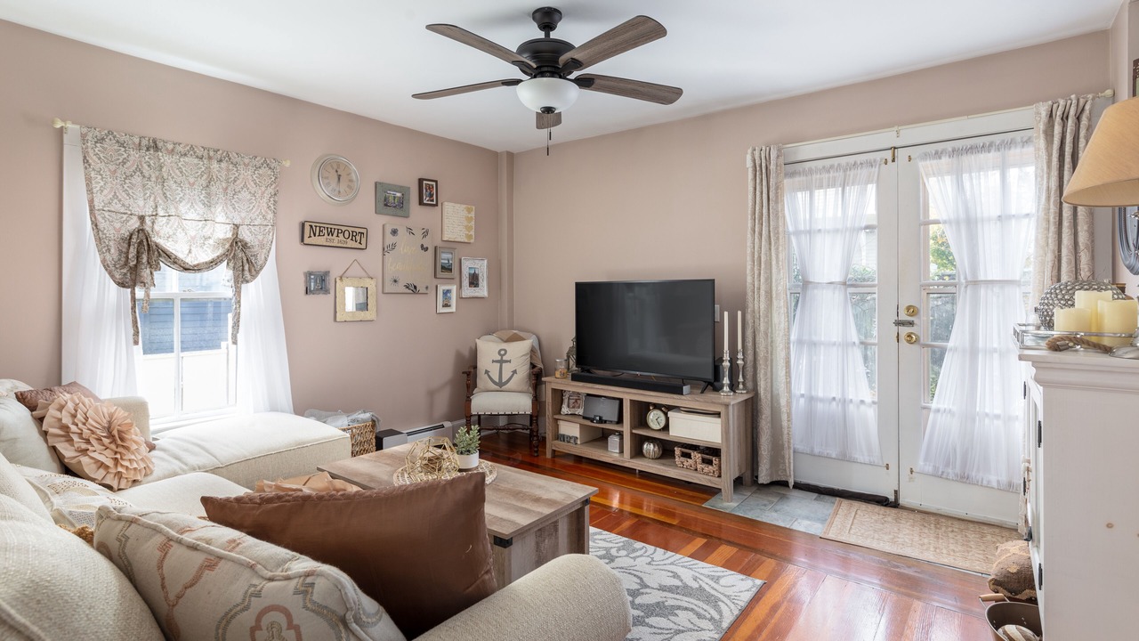 Photo of Livingroom in The Point