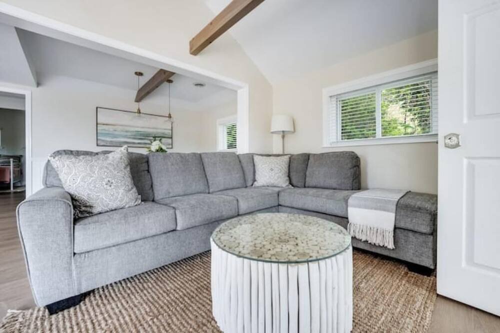 Photo of Livingroom in Westbrook Center