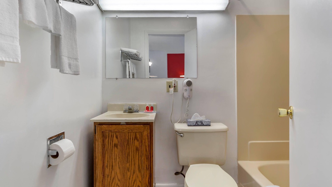 Photo of Bedroom in Lee