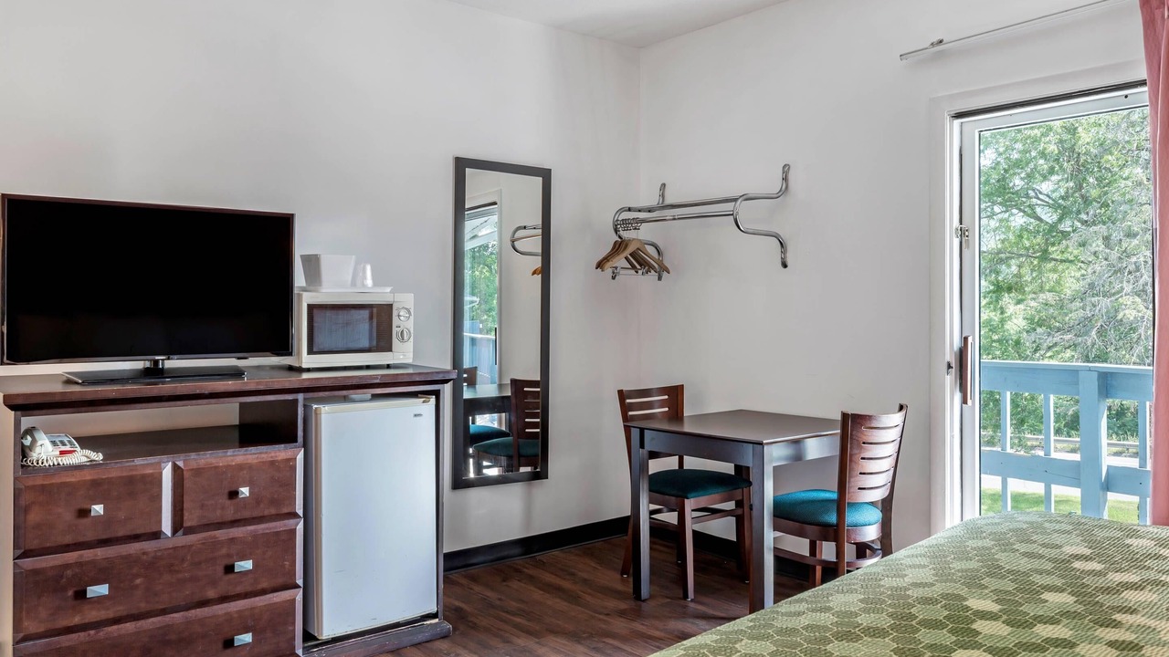 Photo of Bedroom in Lee