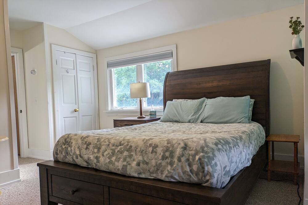 Photo of Bedroom in Lee