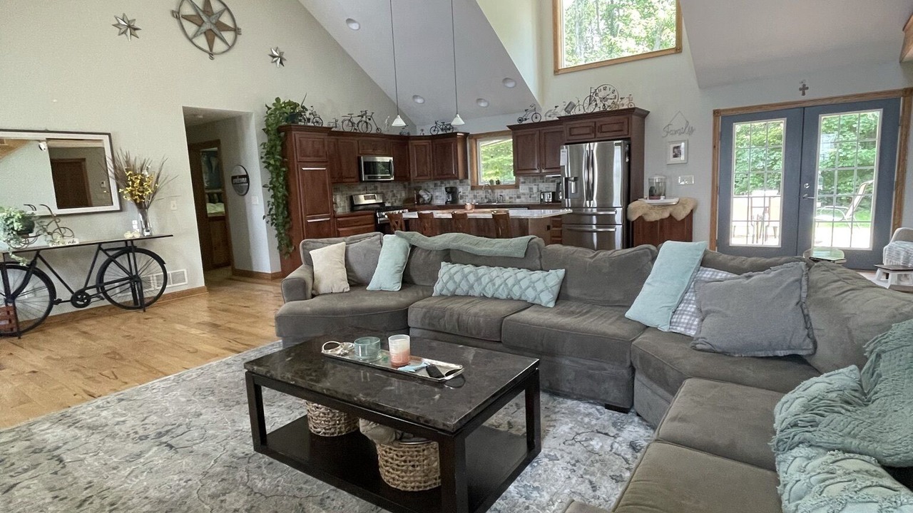 Photo of Livingroom in State College