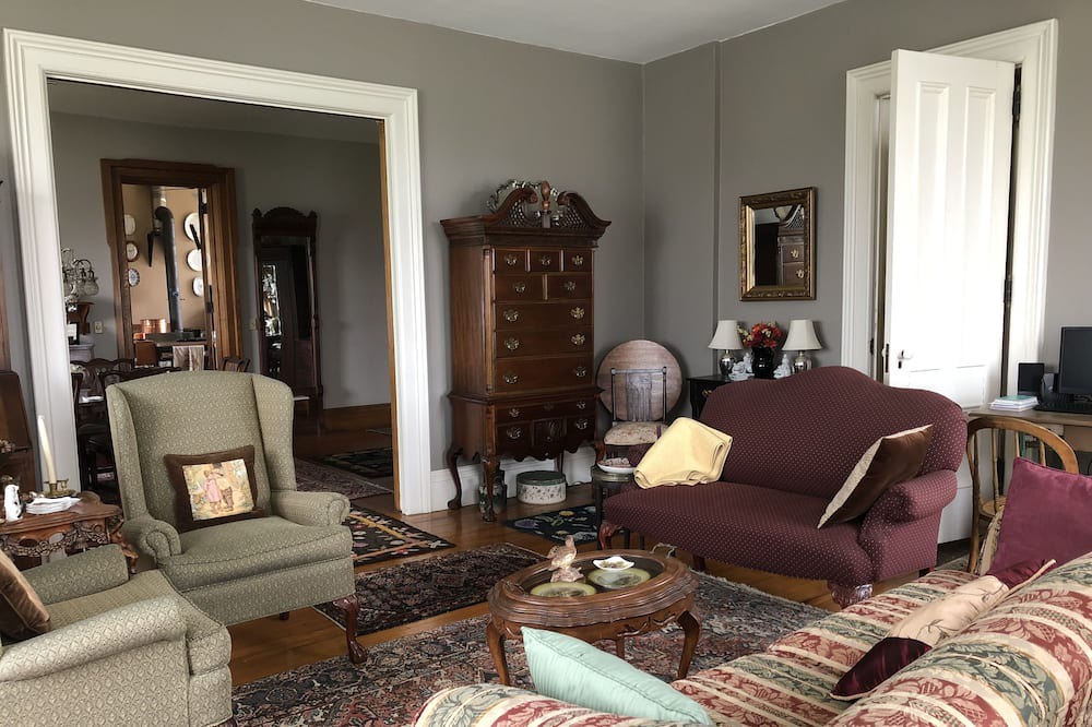 Photo of Livingroom in Palmyra