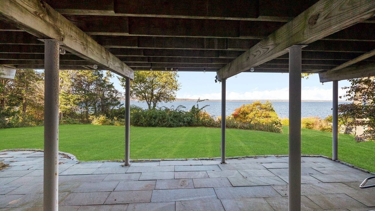 Photo of Patio Balcony in Jamestown Shores