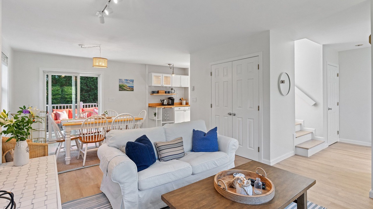 Photo of Livingroom in Easton's Point