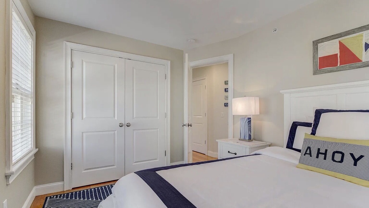 Photo of Bedroom in Off Broadway