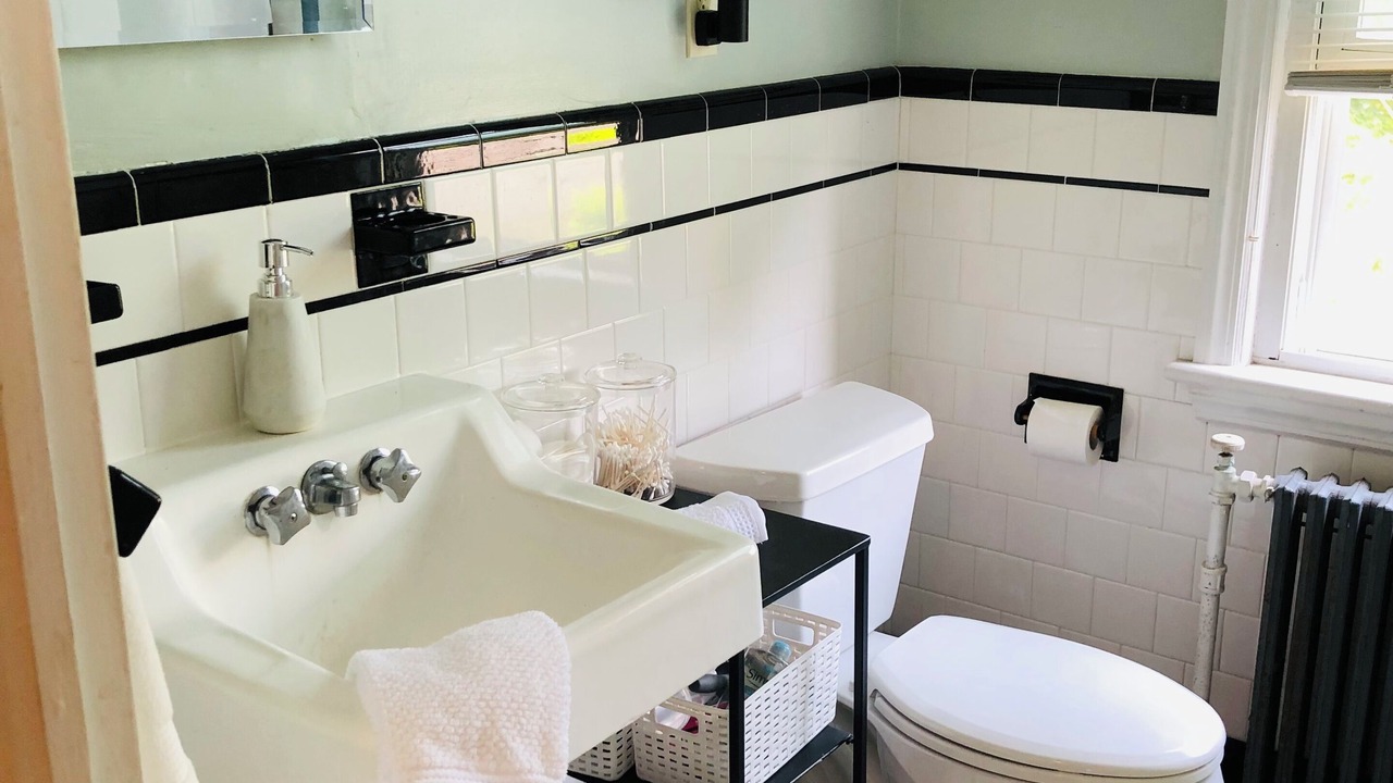 Photo of Bathroom in Bellevue Avenue Historic District