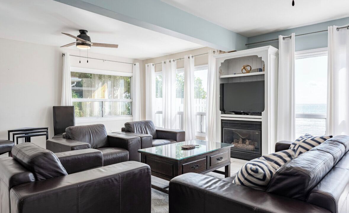 Photo of Livingroom in Point Abino