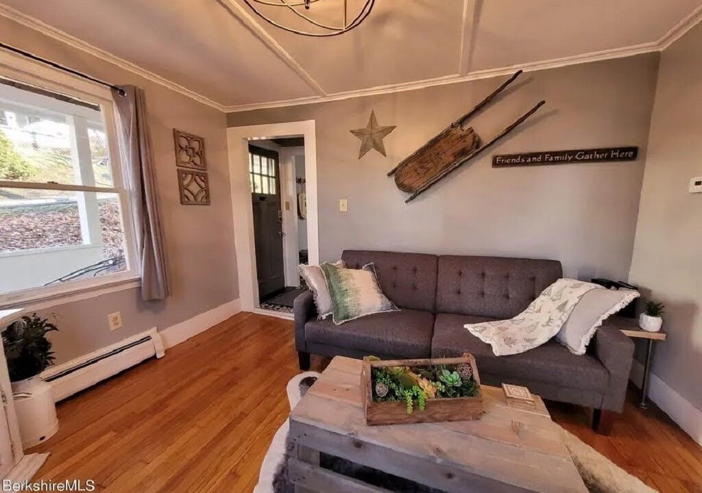 Photo of Livingroom in North Adams