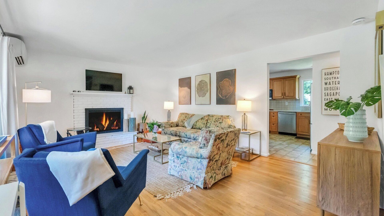 Photo of Livingroom in Hampton Bays