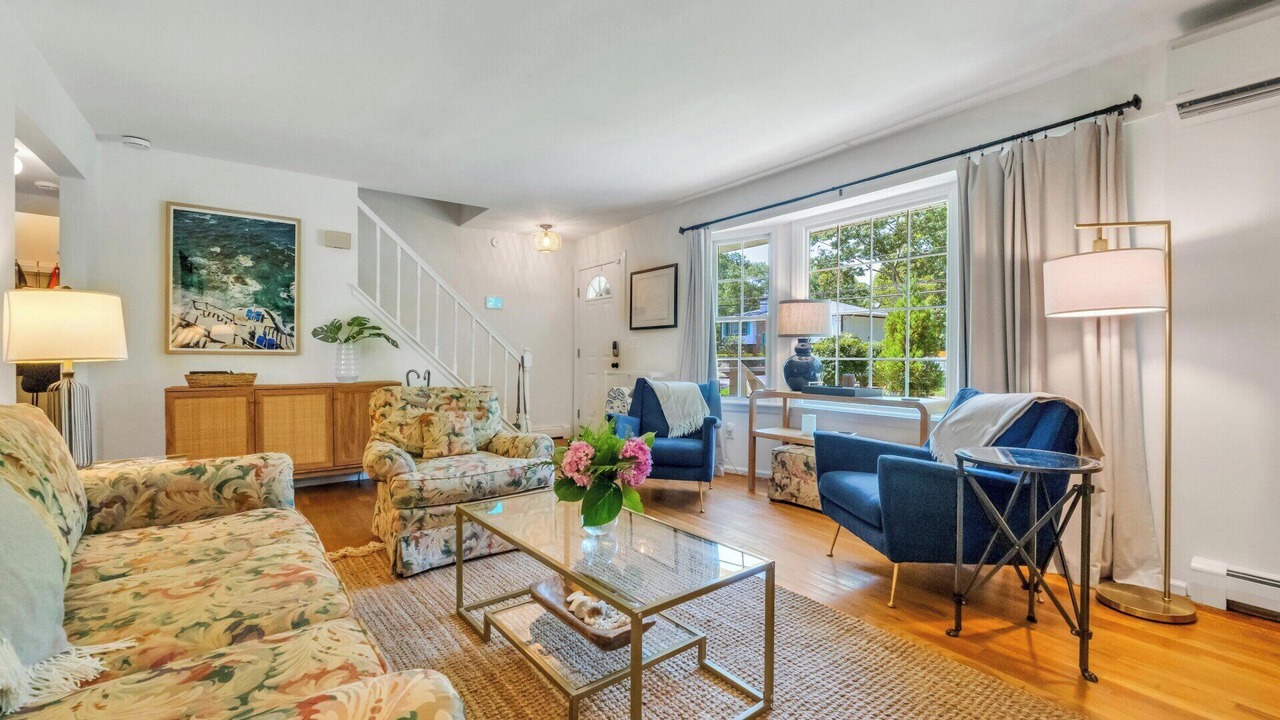 Photo of Livingroom in Hampton Bays