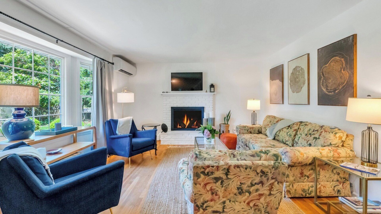 Photo of Livingroom in Hampton Bays