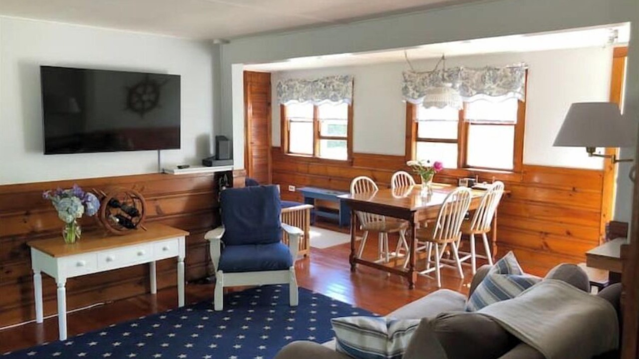 Photo of Livingroom in West Yarmouth
