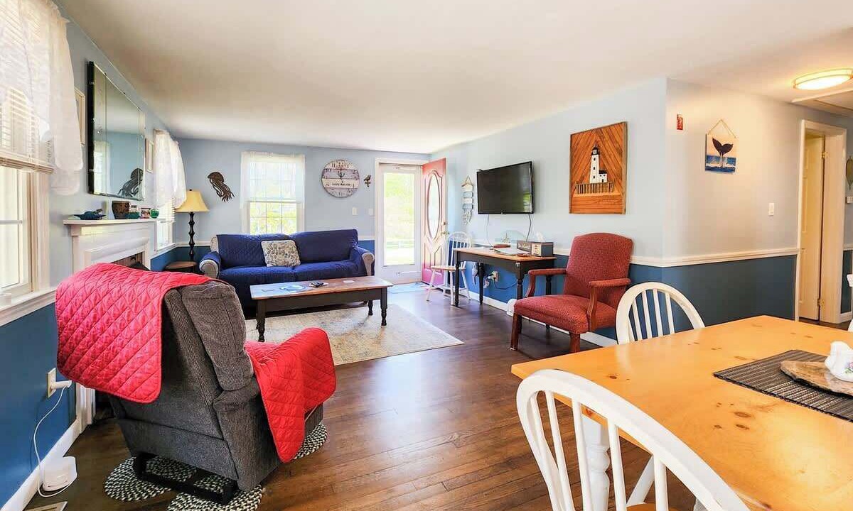 Photo of Livingroom in West Yarmouth