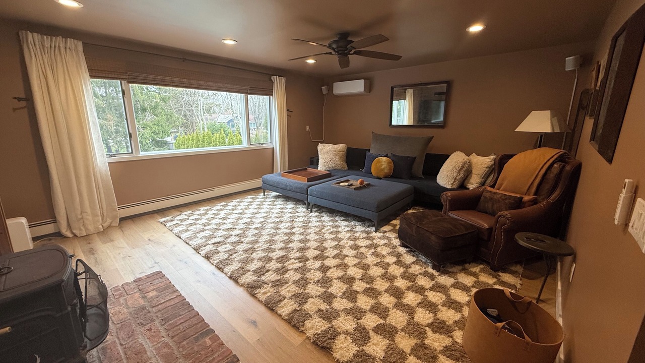 Photo of Livingroom in Southold