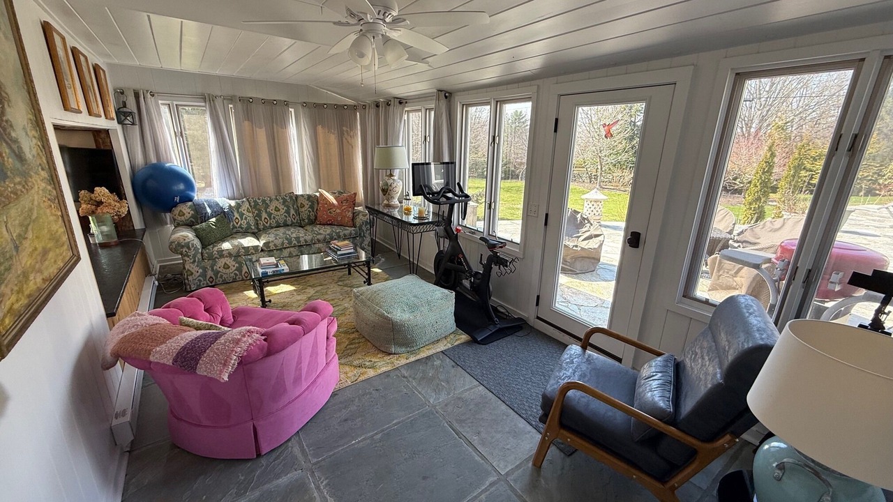 Photo of Livingroom in Newtown