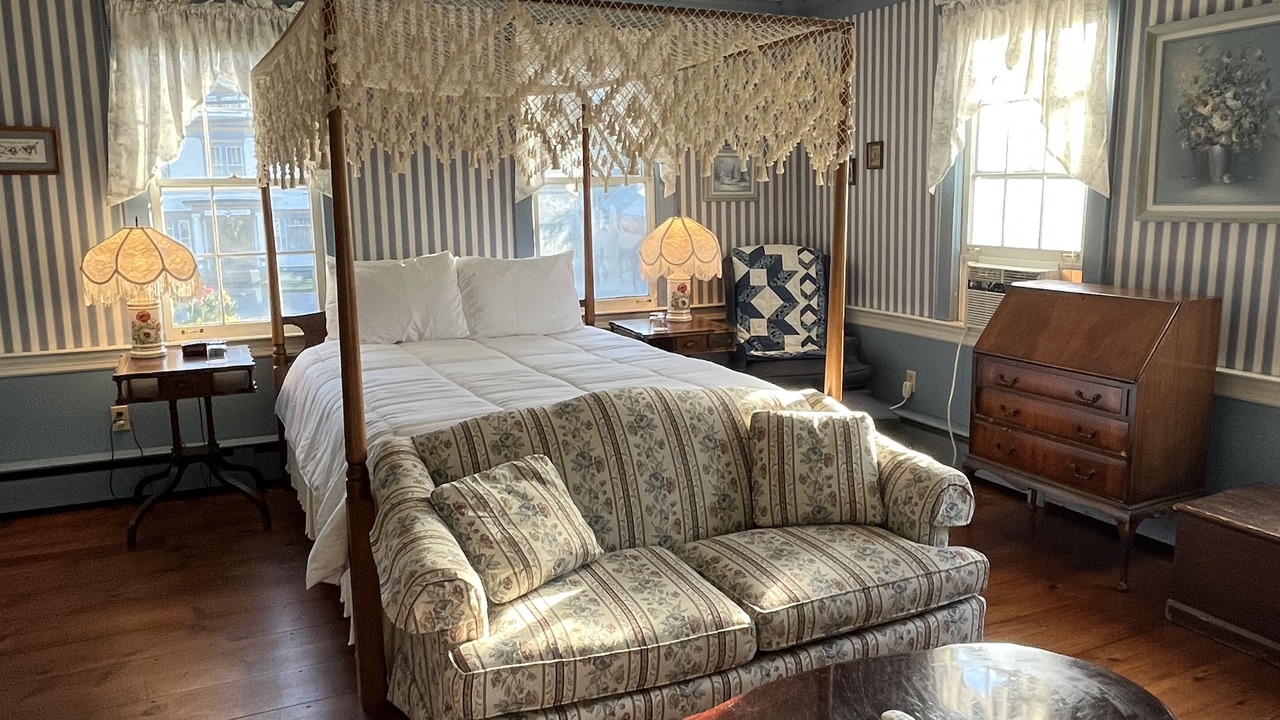 Photo of Livingroom in Chester Depot