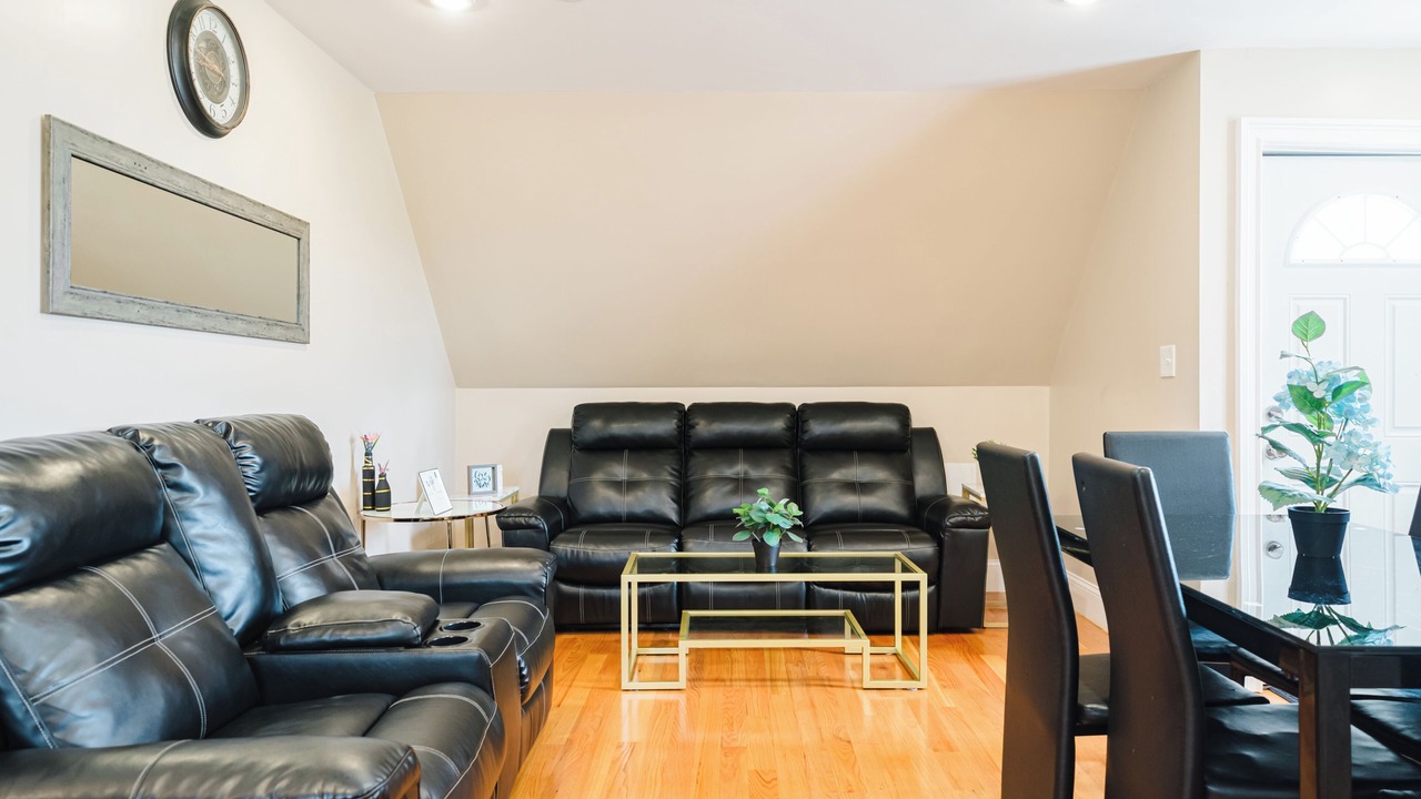 Photo of Livingroom in Dudley - Brunswick King