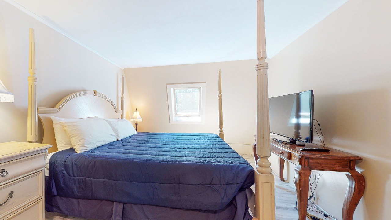 Photo of Bedroom in Mirror Lake