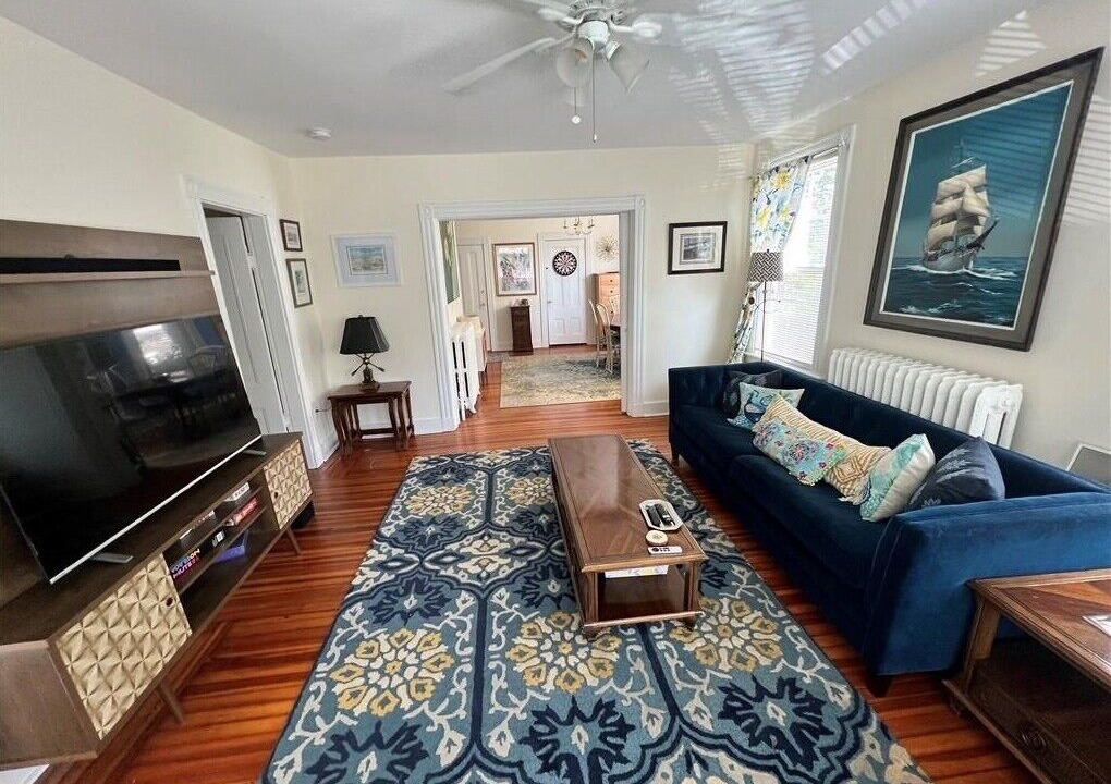 Photo of Livingroom in Off Broadway