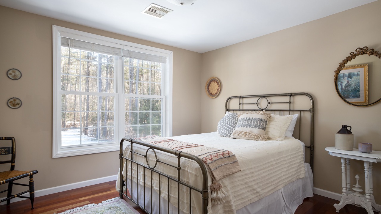 Photo of Bedroom in Lee