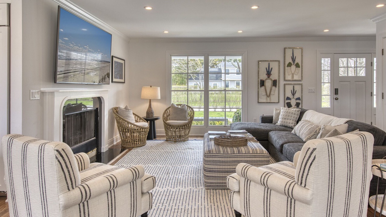 Photo of Livingroom in Village of Southampton