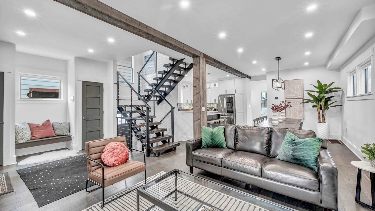 Photo of Livingroom in Detroit - Shoreway