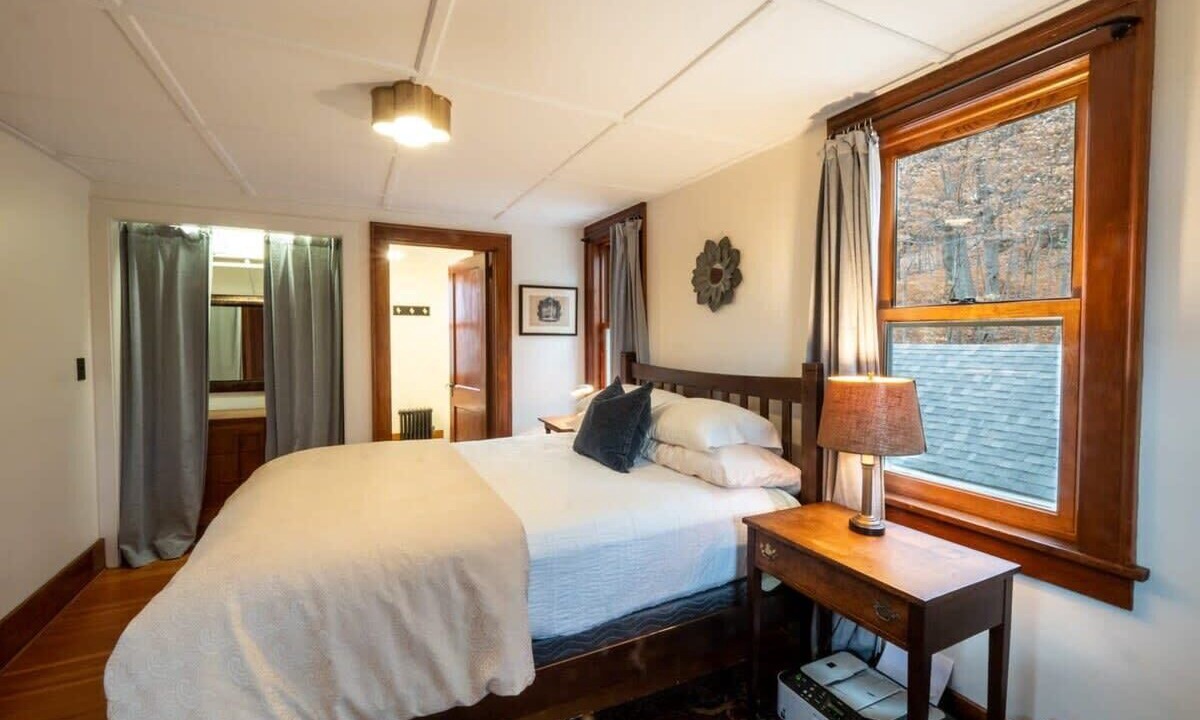 Photo of Bedroom in Lee