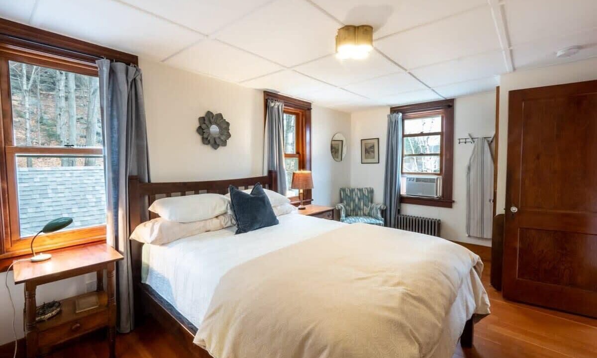 Photo of Bedroom in Lee