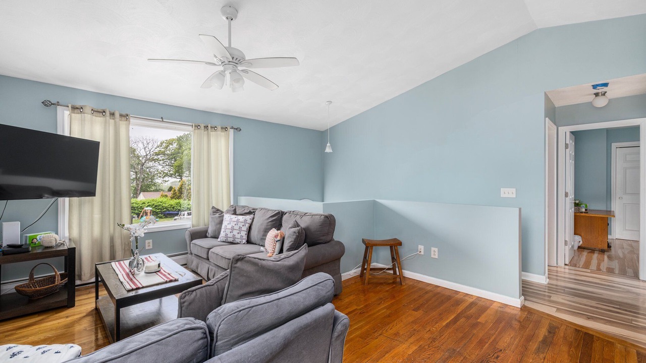 Photo of Livingroom in Saunderstown