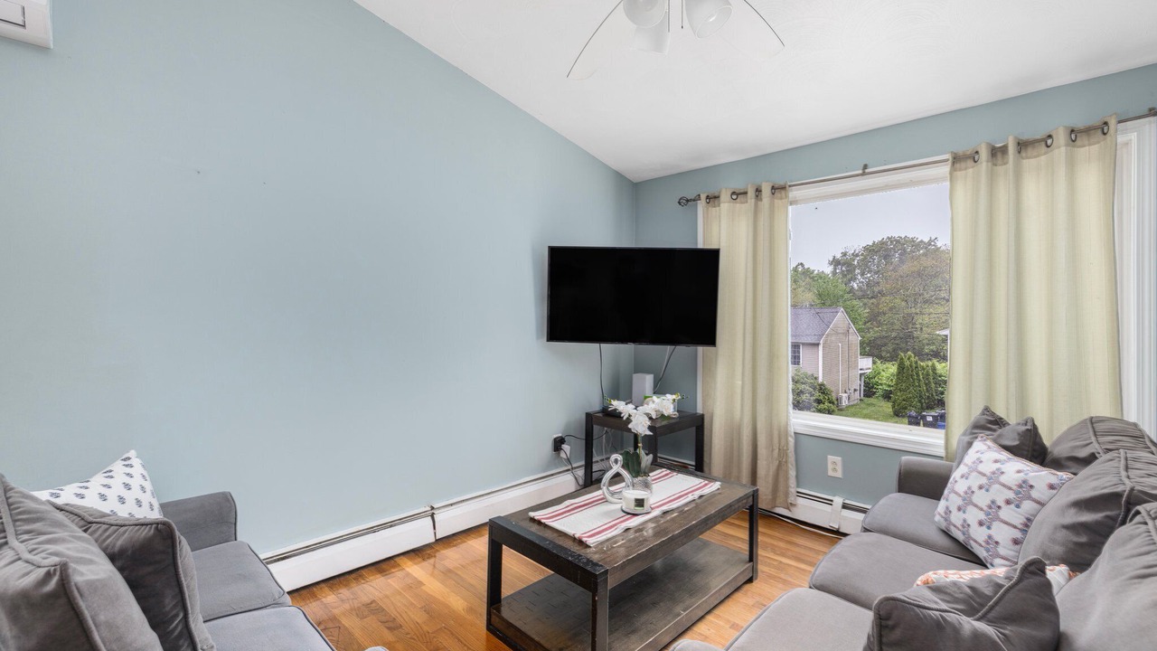 Photo of Livingroom in Saunderstown
