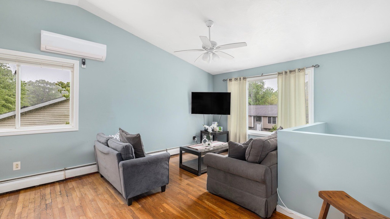 Photo of Livingroom in Saunderstown