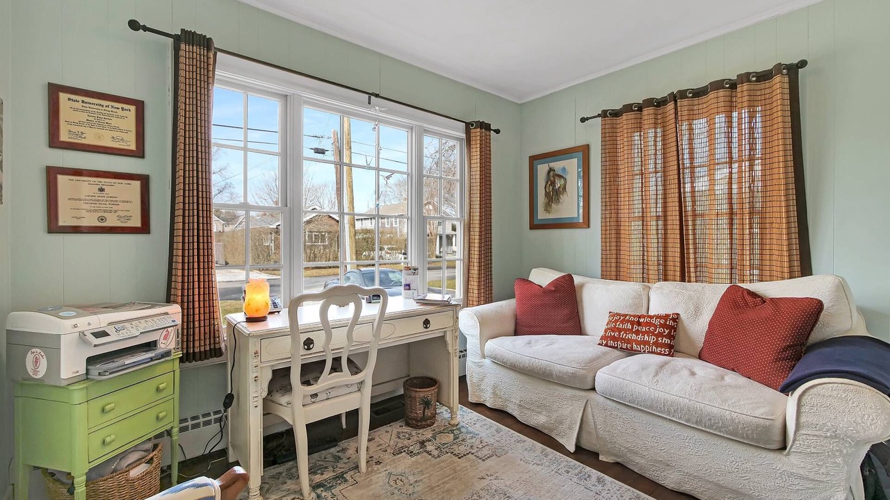 Photo of Livingroom in Village of Southampton