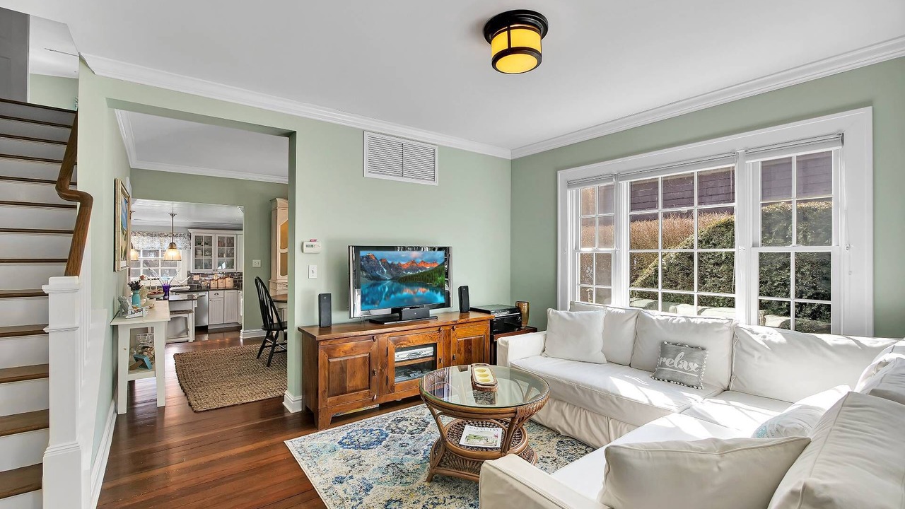 Photo of Livingroom in Village of Southampton