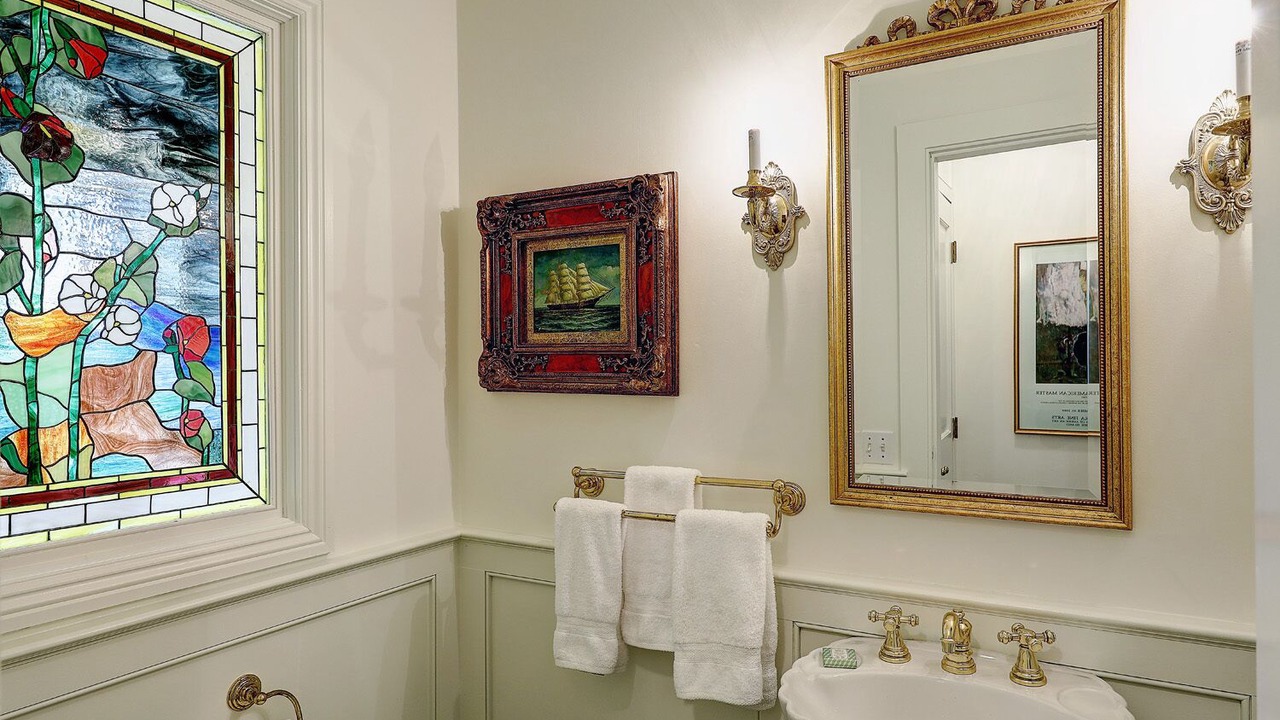 Photo of Bedroom in Top of the Hill