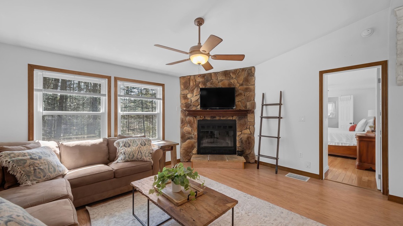 Photo of Livingroom in Center Tuftonboro