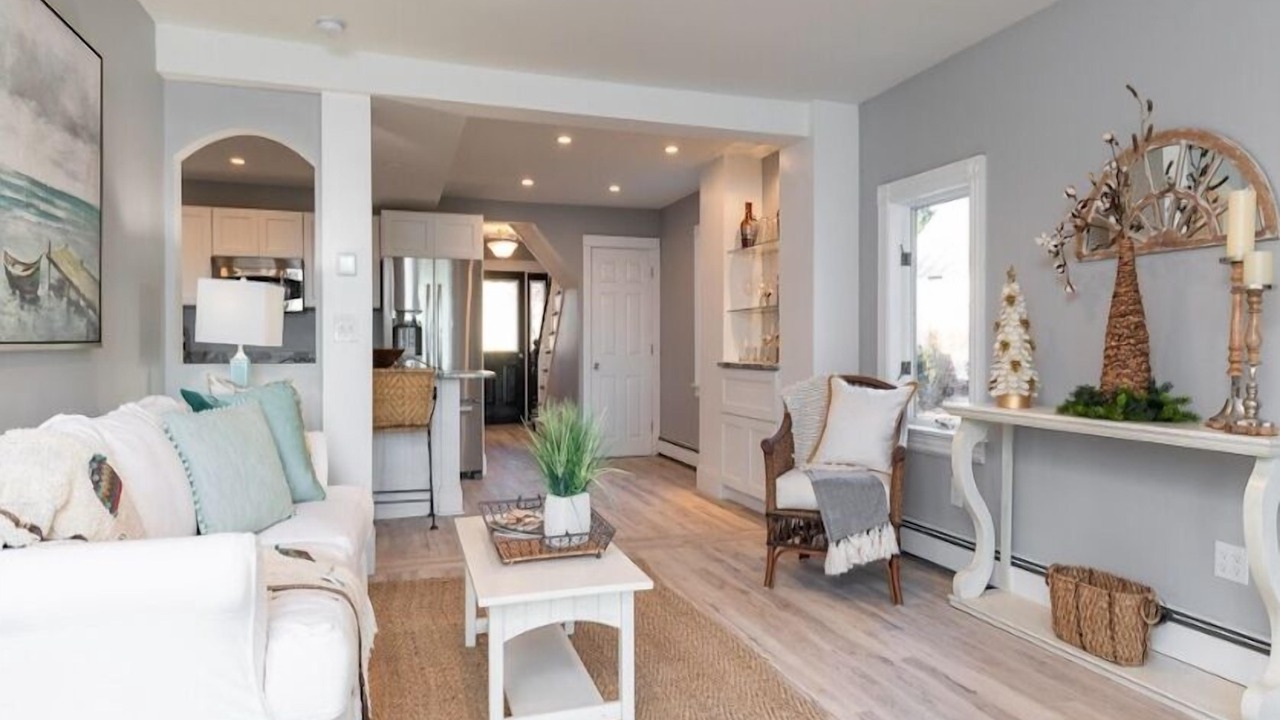Photo of Livingroom in East Deering