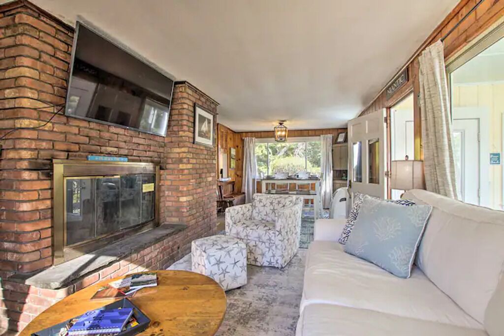 Photo of Livingroom in Niantic