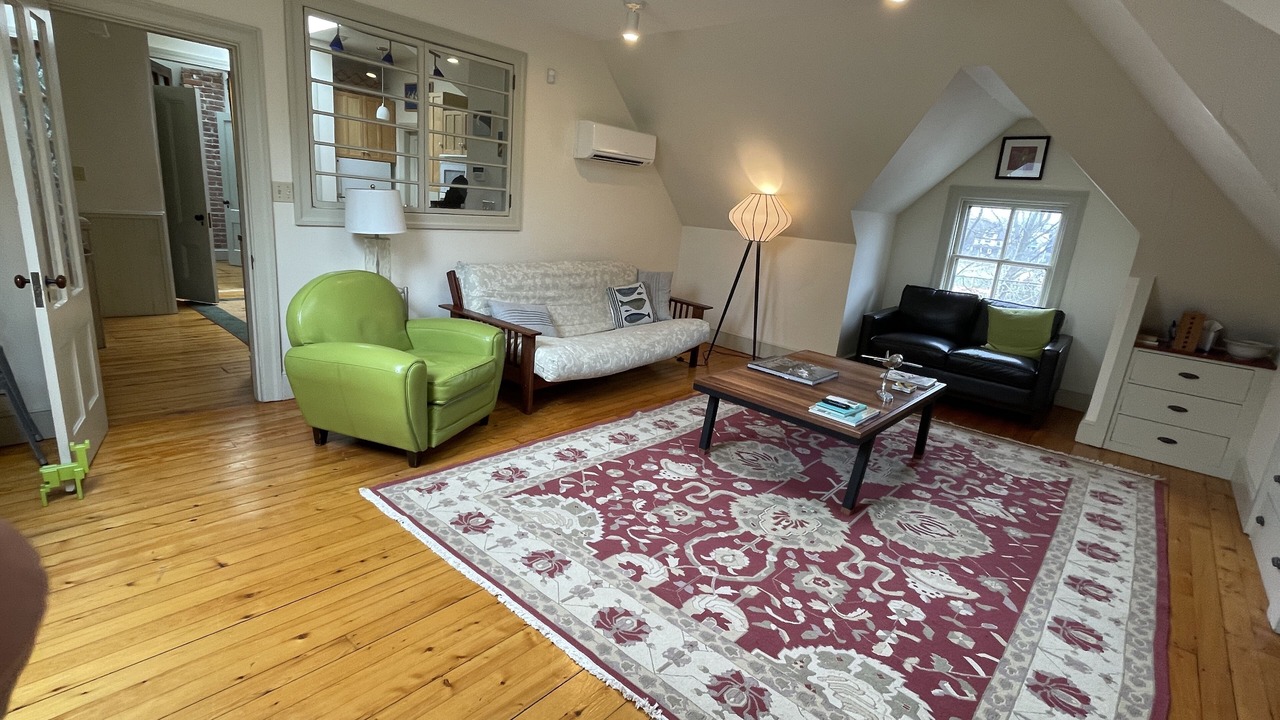 Photo of Livingroom in College Hill