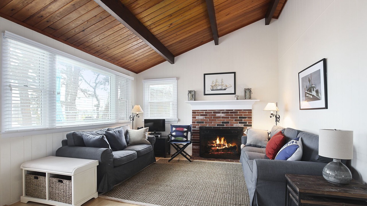 Photo of Livingroom in Indian Neck Heights